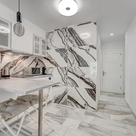 Graceful Brand New In Altamira 아파트